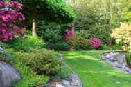 Сад в английском стиле с плавными линиями дорожек, цветниками